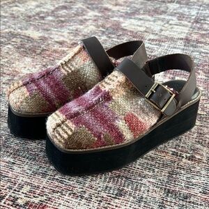 Stylish Women's Platform Clogs with Adjustable Strap
